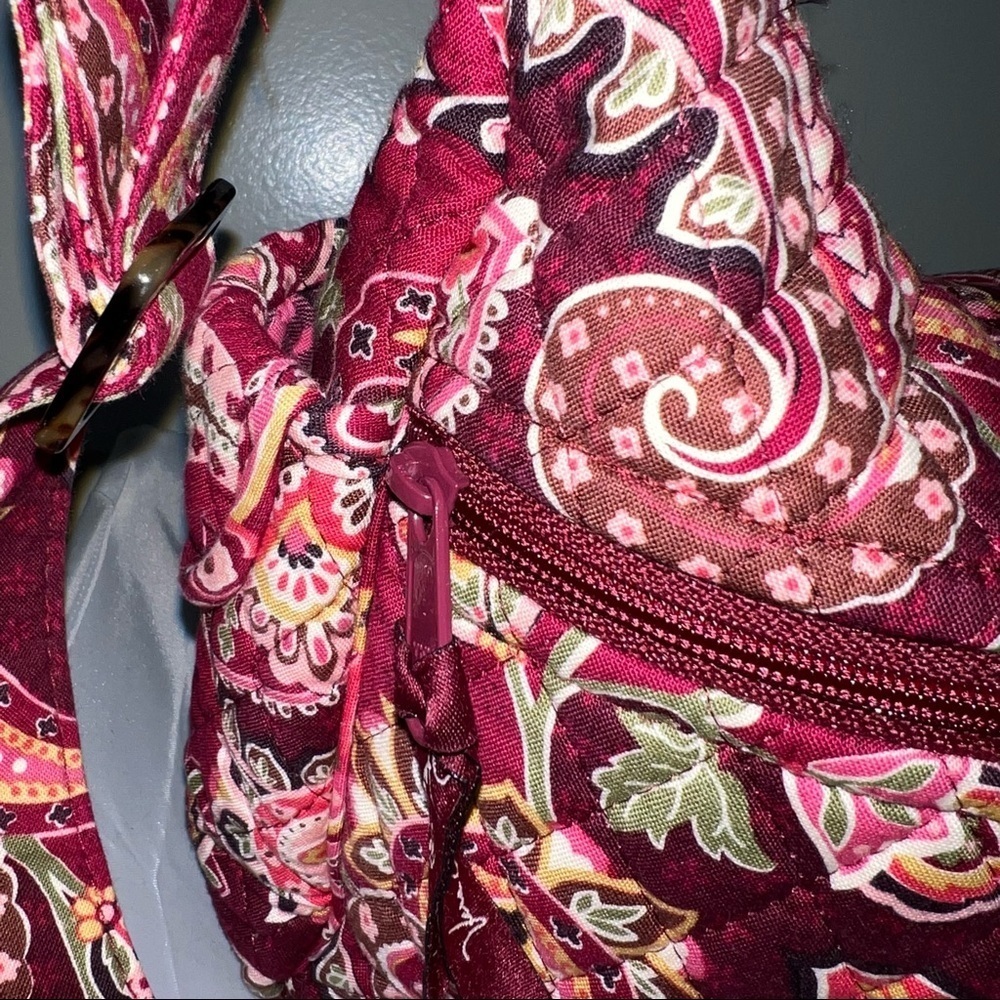VERA Bradley med bag w pattern in shades of maroon and pink. Excellent condition - Picture 2 of 10